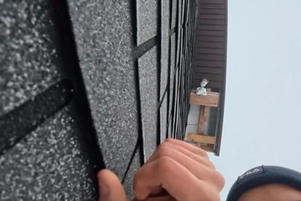 Строитель долго испытывал фасад из битумной плитки огнем