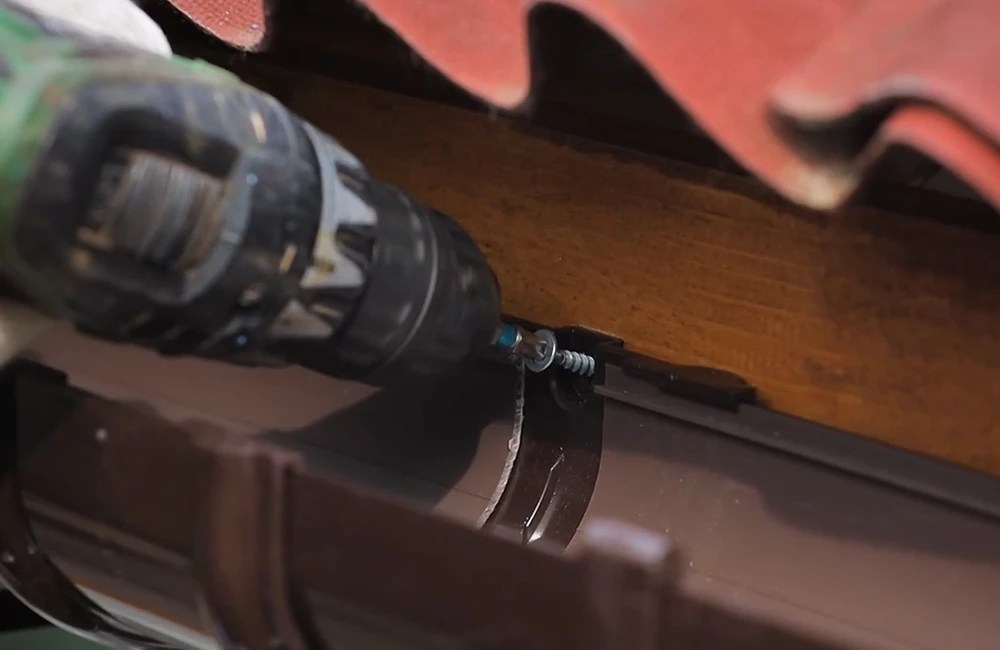 Уклон водосточного желоба: быстро и правильно