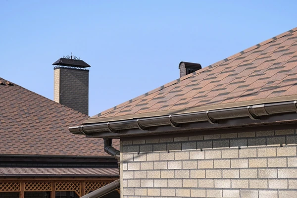 Гибкую черепицу SHINGLAS используют на крыше, фасадную плитку HAUBERK — на стенах. 