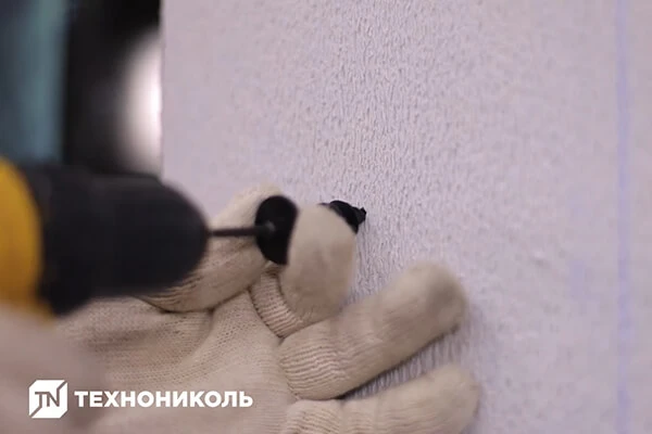 В отверстие в плите XPS вкрутите винт R16.