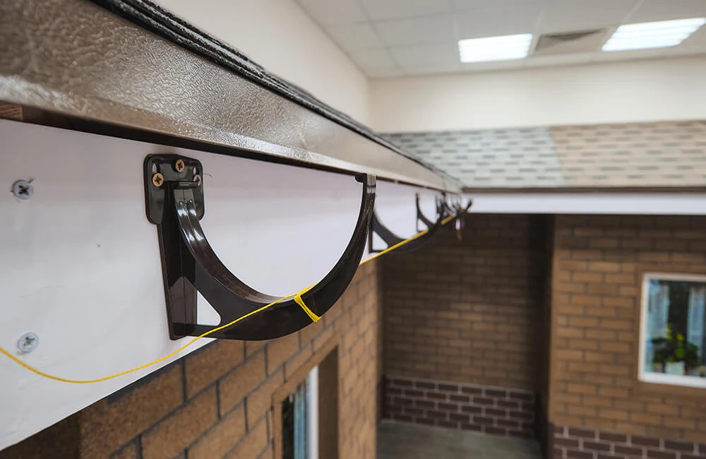 Как установить на крыше пластиковые водостоки