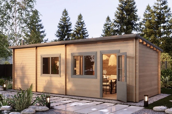 Банный домик 3,2 х 8,2 м — похож на модульную или мобильную баню-вагончик: такую обычно привозят на участок в кузове манипулятора и выгружают на заранее подготовленный фундамент.