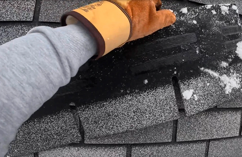 Строитель долго испытывал фасад из битумной плитки огнем