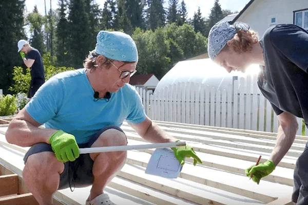 Дачник Алексей Мичурин решил решил поставить на своем участке летний домик для всей семьи, где любой из родных сможет отдохнуть и заняться своими делами.