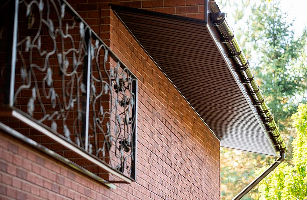 Почему подшивку свесов кровли не стоит откладывать