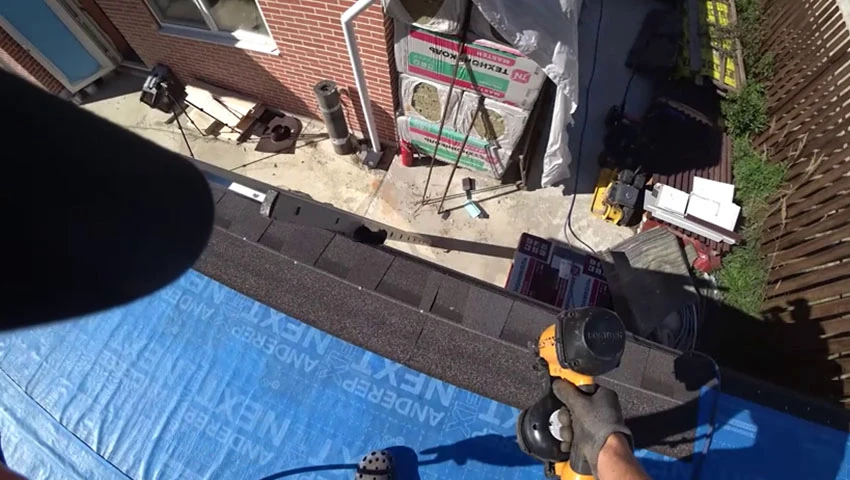 Благодаря идее с нейлером руки Максима не болели после работы на крыше