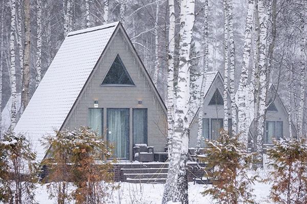 Гибкая черепица сохраняет свои свойства в любом климате России — от южных регионов до Крайнего Севера. Она будет служить долгие годы и надежно защитит ваш дом и зимой, и летом.