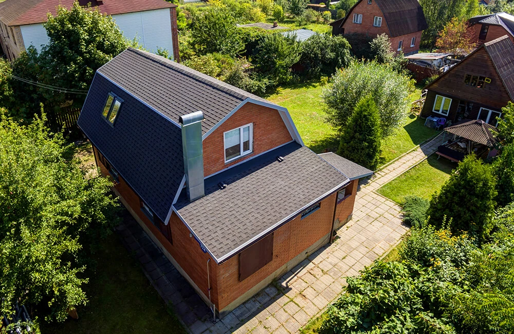 И вот какой она стала буквально за несколько дней под гибкой черепицей. Согласитесь, получилось гораздо эффектнее.