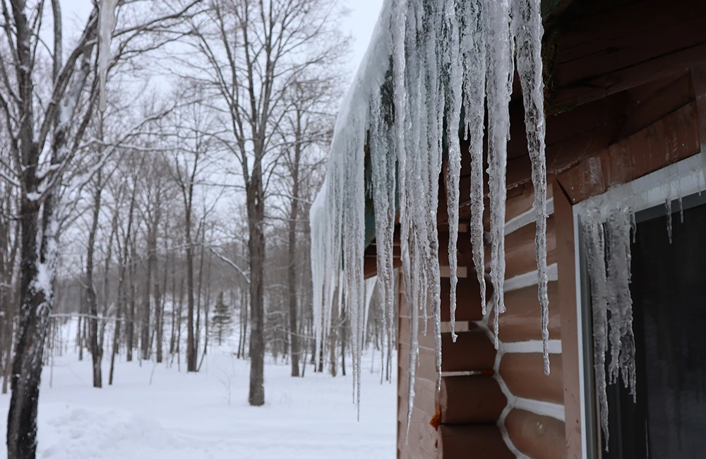 Почему на крышах и водостоках образуются сосульки