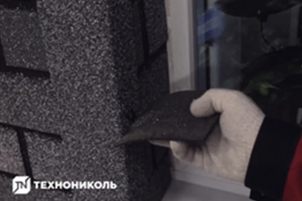 Пока мастика не высохла, припудрите ее поверхность базальтовым гранулятом.