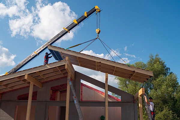 Несмотря на кажущуюся простоту, кровельные панели позволяют создавать индивидуальную архитектуру и оригинальные проекты. Проект Пикассо Мини от ДОМ ТЕХНОНИКОЛЬ — с разноуровневой двускатной крышей 