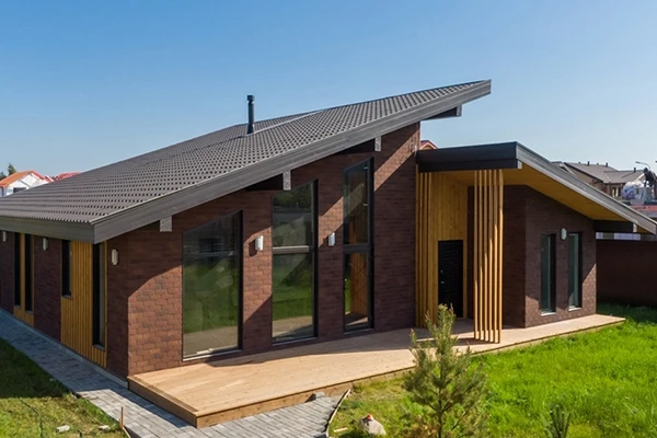 В комбинированной отделке — как в традиционном сочетании (кирпич+штукатурка), так и в довольно-таки смелом и современном — с деревянной реечной отделкой.