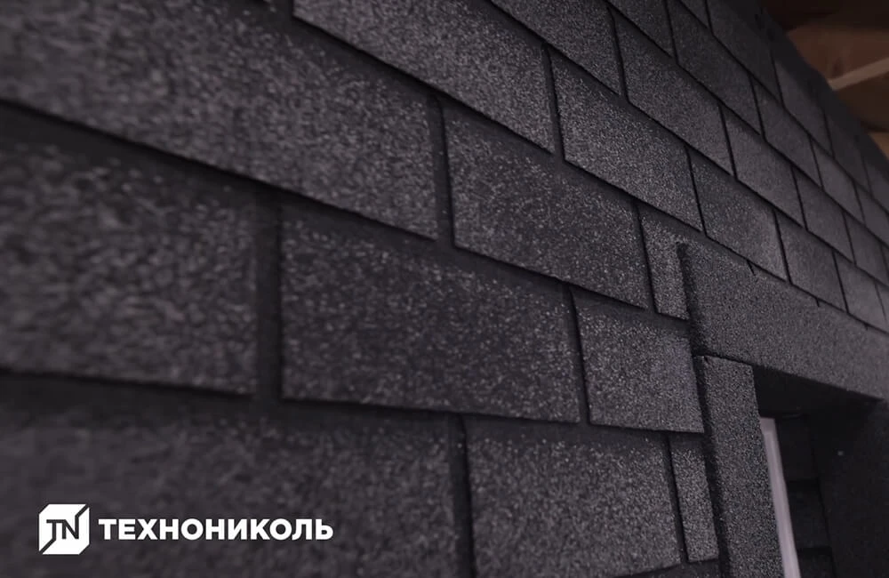 Аналогично уложите плитку по всей высоте стены. При укладке последнего ряда используйте лепестки, оставшиеся при обрезке плиток для стартовой полосы.