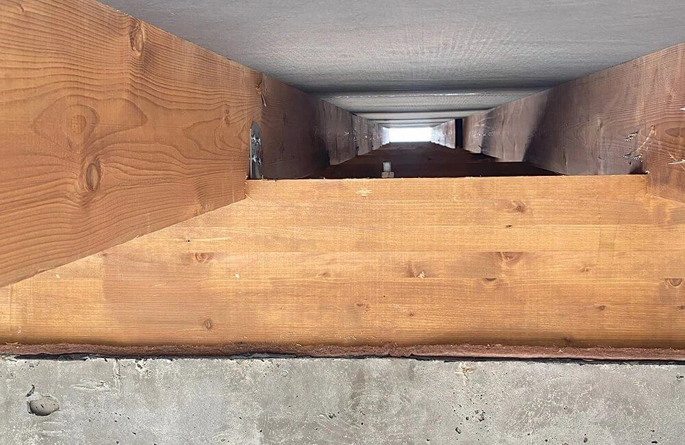 В данном случае подкровельный вентканал сформирован брусом высотой 100 мм, воздух проходит беспрепятственно