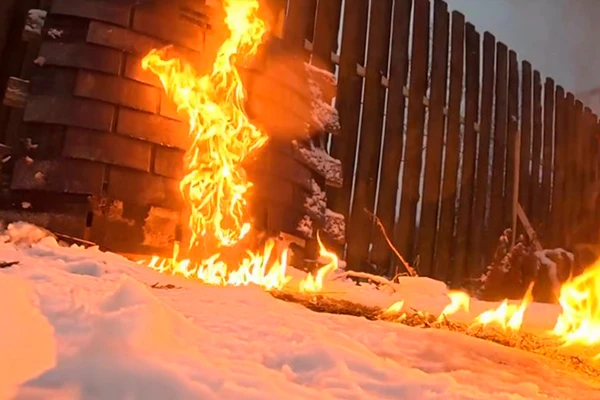 Строитель долго испытывал фасад из битумной плитки огнем