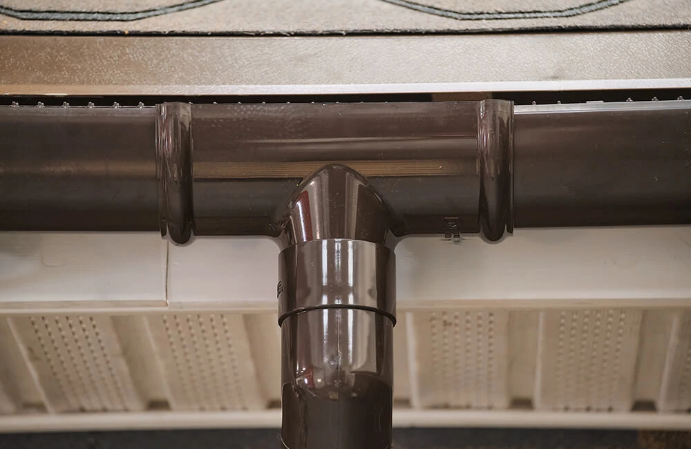 Как установить на крыше пластиковые водостоки