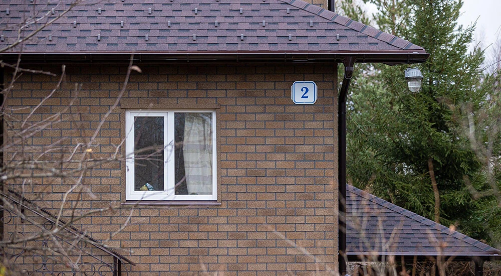 Битумная плитка на фасаде — это практично, просто и эстетично