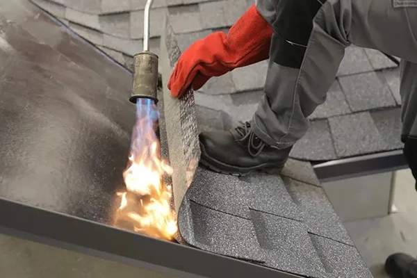 Ответом на этот вызов стало открытие учебных центров в разных уголках России, вырастивших целое поколение профессиональных кровельщиков. Сейчас у Строительной академии ТЕХНОНИКОЛЬ 21 учебный центр, который ежегодно выпускает новых специалистов.