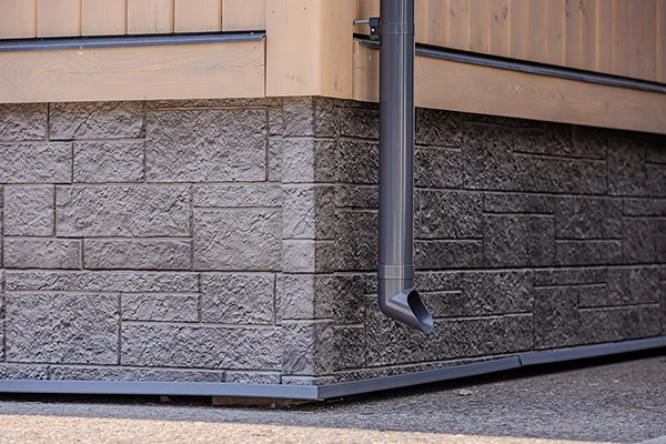 Во влажном климате вертикальные облицовки более практичны, чем горизонтальные: дождевые капли не собираются в щелях, а стекают вниз, на отливы.