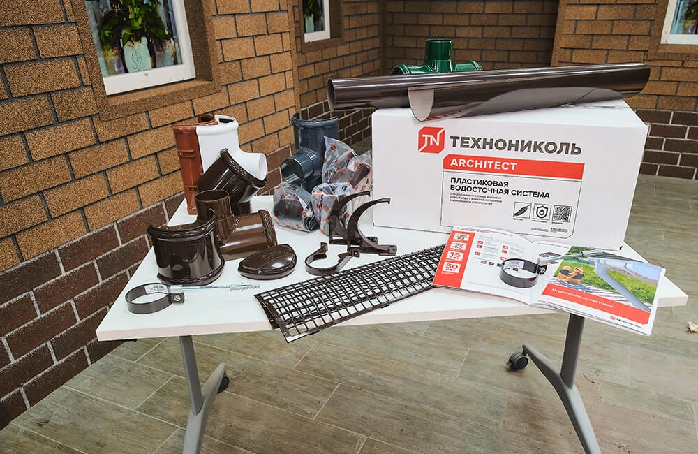 Водосток вместе со всеми комплектующими для монтажа выбран и приобретен у надежного производителя