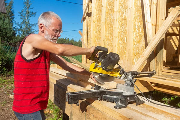 Все детали будущей лестницы — лучше выпиливать торцовочной пилой с доводчиком: она обеспечит чистый точный распил.