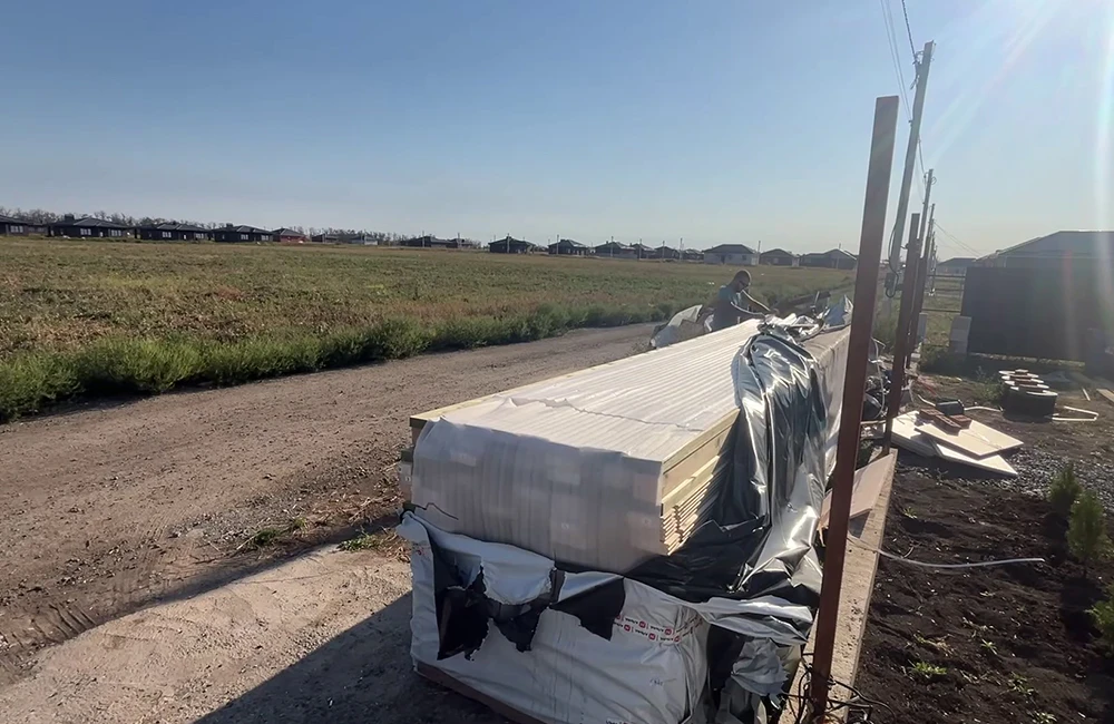 Комплект для сборки беседки-хозблока приходит в герметичной упаковке, весит всё около трех тонн. Для доставки лучше всего подходит манипулятор с платформой.