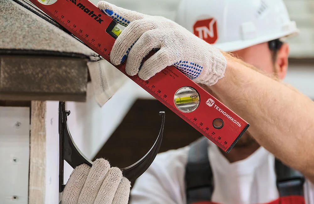 Как установить на крыше пластиковые водостоки