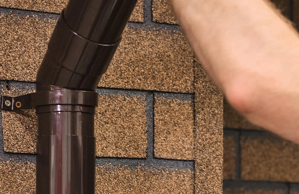 Как установить на крыше пластиковые водостоки