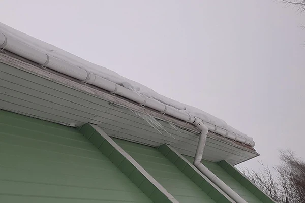 Почему на крышах и водостоках образуются сосульки