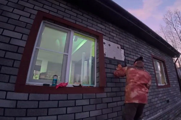 Строитель долго испытывал фасад из битумной плитки огнем