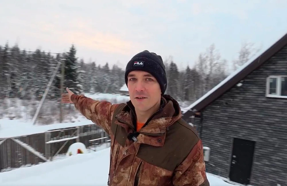 Строитель долго испытывал фасад из битумной плитки огнем