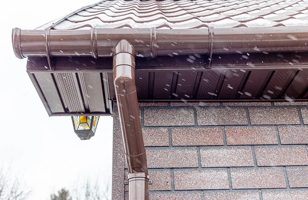 Подшивка свесов кровли: зачем это нужно