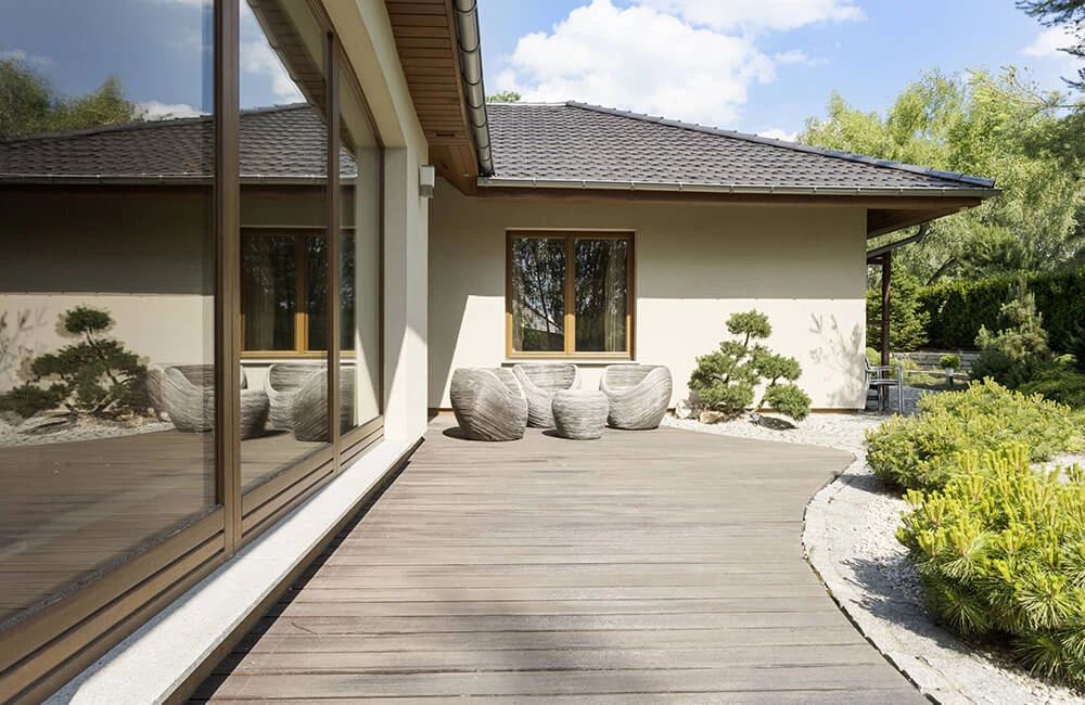 Угловые одноэтажные дома Г-образной формы