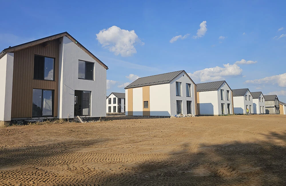 В полной мере преимущества кровельных панелей раскрываются при массовом строительстве домов с утепленными мансардными крышами — в этом случае цикл трудоемких работ по монтажу кровли и теплоизоляции может сокращаться от нескольких недель до нескольких дней. В 2024 году компания ТЕХНОНИКОЛЬ произвела крыши для 262 домов ГК САМОЛЕТ. Одна утепленная мансардная крыша для дома 100 кв.м собирается за 1−2 дня