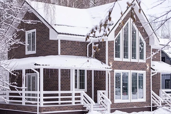 Такая отделка благородно смотрится и на особняке для постоянного проживания, и на классическом дачном доме. Вид кирпичной кладки создает ощущение дома, построенного на века.