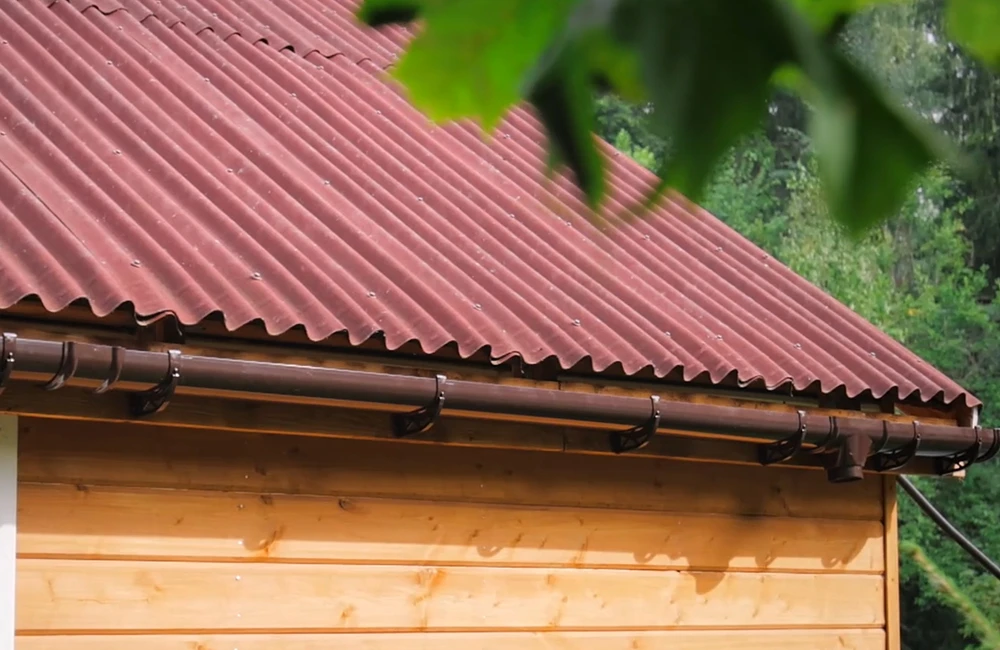 Уклон водосточного желоба: быстро и правильно