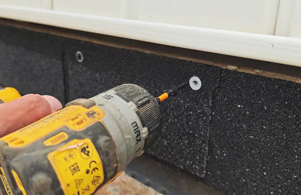 Когда в такой дюбель вкручивается саморез-«клоп», крепеж становится почти незаметным на темном фоне