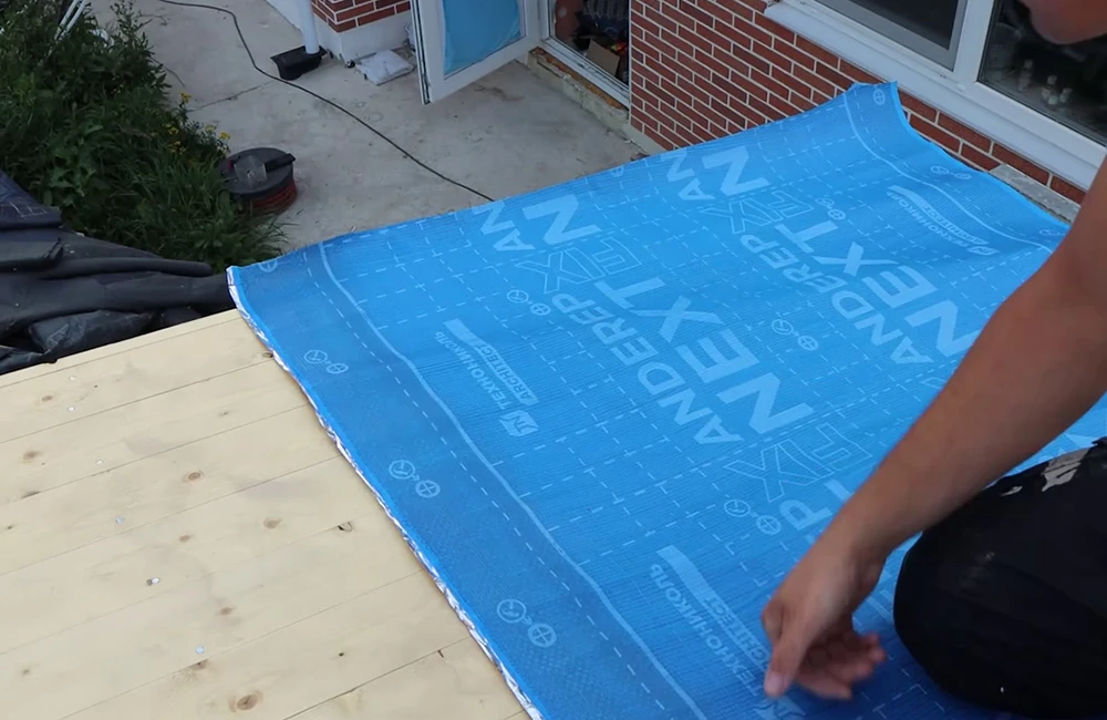 Слева от синего ковра видна обрешетка — это просто сколоченные вплотную доски.