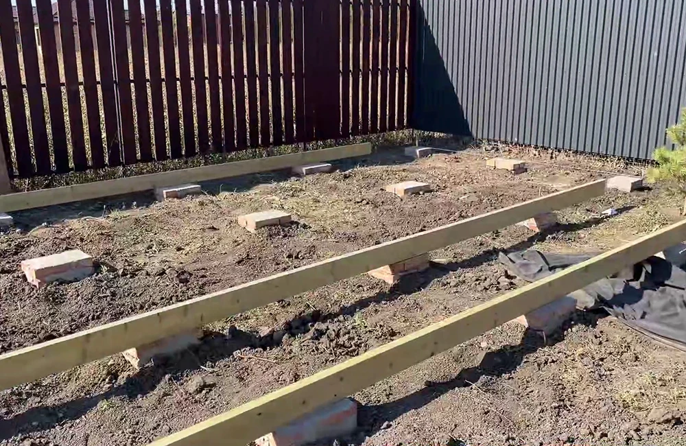 Бетон владелец беседки залил до уровня земли, а выше поставил кирпичи. Здесь пригодился лазерный уровень, так как иначе выставить ровную плоскость по всем 19 лункам было бы очень тяжело.