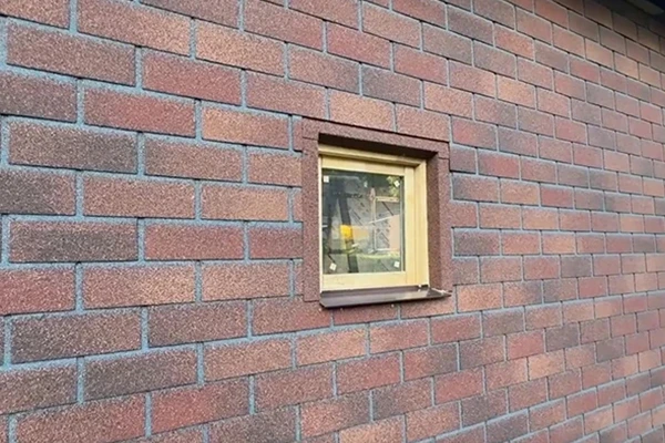 Облицовка стен бани вместе с установкой наличников заняла всего около двадцати рабочих часов (две рабочих смены).