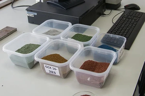 На заводе в Рязани всегда в запасе десятки цветов базальтовой посыпки. Цветовая гамма тщательно контролируется в лабораторных условиях.