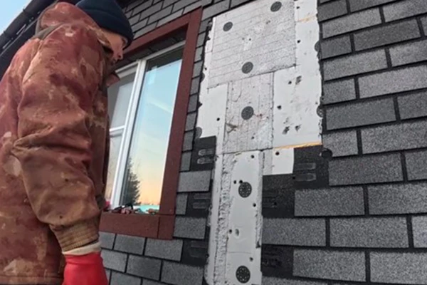 Строитель долго испытывал фасад из битумной плитки огнем