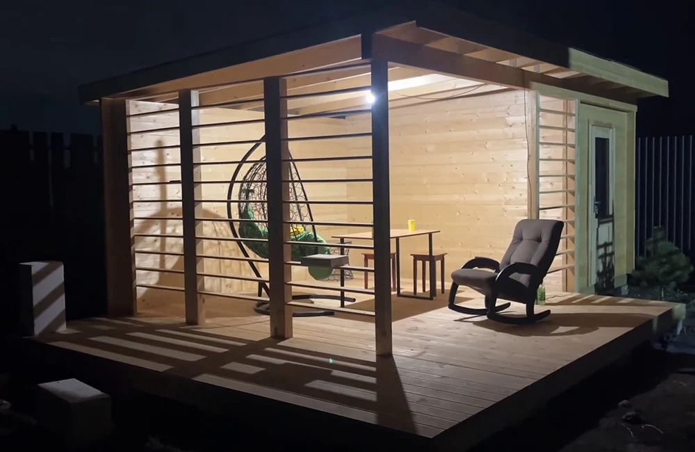 Хозяева сразу же обставили открытую часть, и Роман уже отметил в беседке свой день рождения.