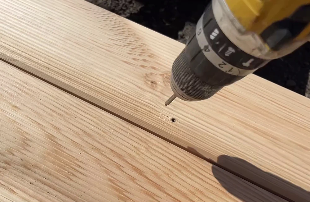 По мнению Романа, нет смысла возиться со скрытым крепежом. Наш герой засверлил саморезы сверху, даже не выстраивая их в ровную линию: посчитал, что в этом небольшом хаосе и есть красота.