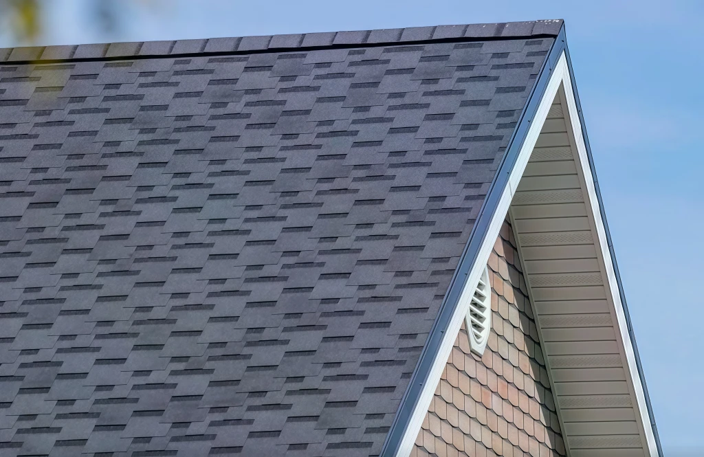 Частичная перфорация обеспечивает циркуляцию воздуха под крышей, а аккуратный монтаж радует глаз.