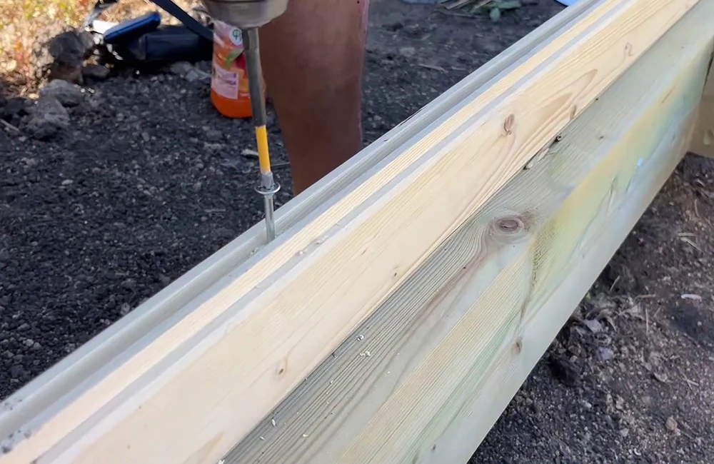 Процесс нехитрый, главное выдерживать угол, чтобы саморез четко прошил две доски и не вылез снаружи.