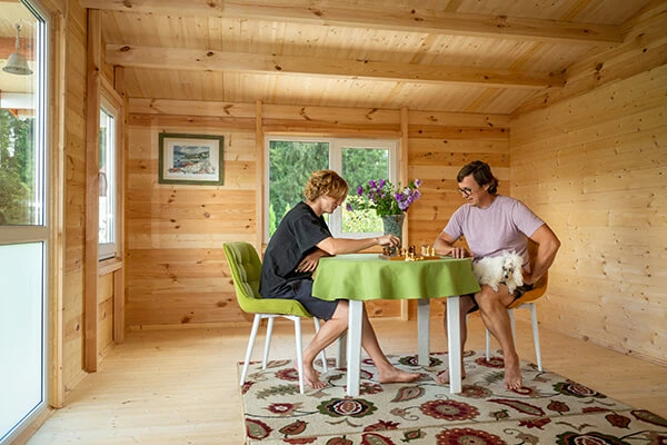 Итог: три дня от первого положенного венца до последнего гвоздя на крыше. Летний дом полностью собран, покрашен изнутри и снаружи — можно заносить мебель и заходить в тапочках.