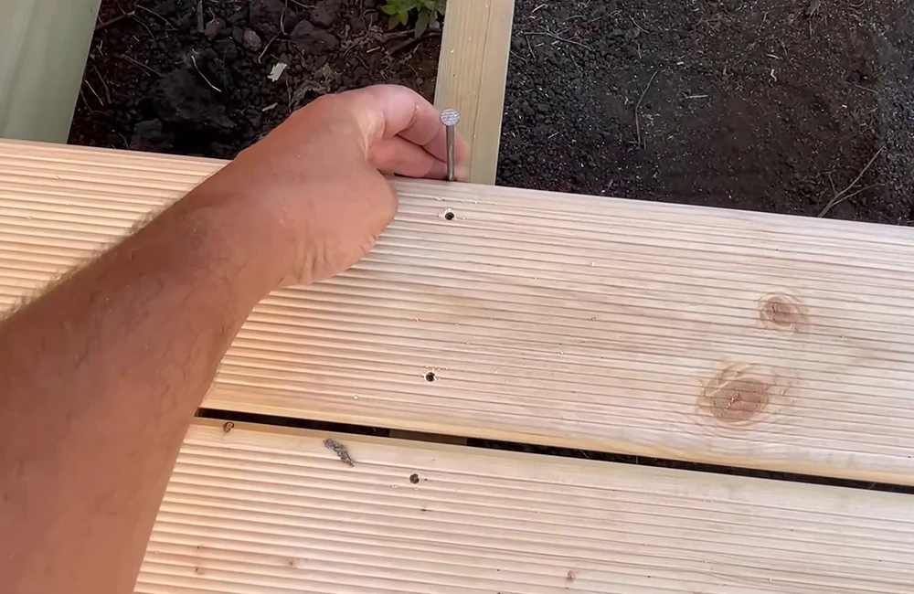 Так Роман выдерживал расстояние между террасными досками.