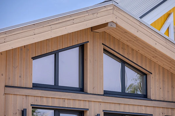 Дом по проекту МОНЕ 60 от ТЕХНОНИКОЛЬ: полностью деревянная отделка. Открытые силовые конструкции, балки и столбы, — сделаны в заводских условиях. Качество подгонки и обработки поверхностей — близкое к мебельному.