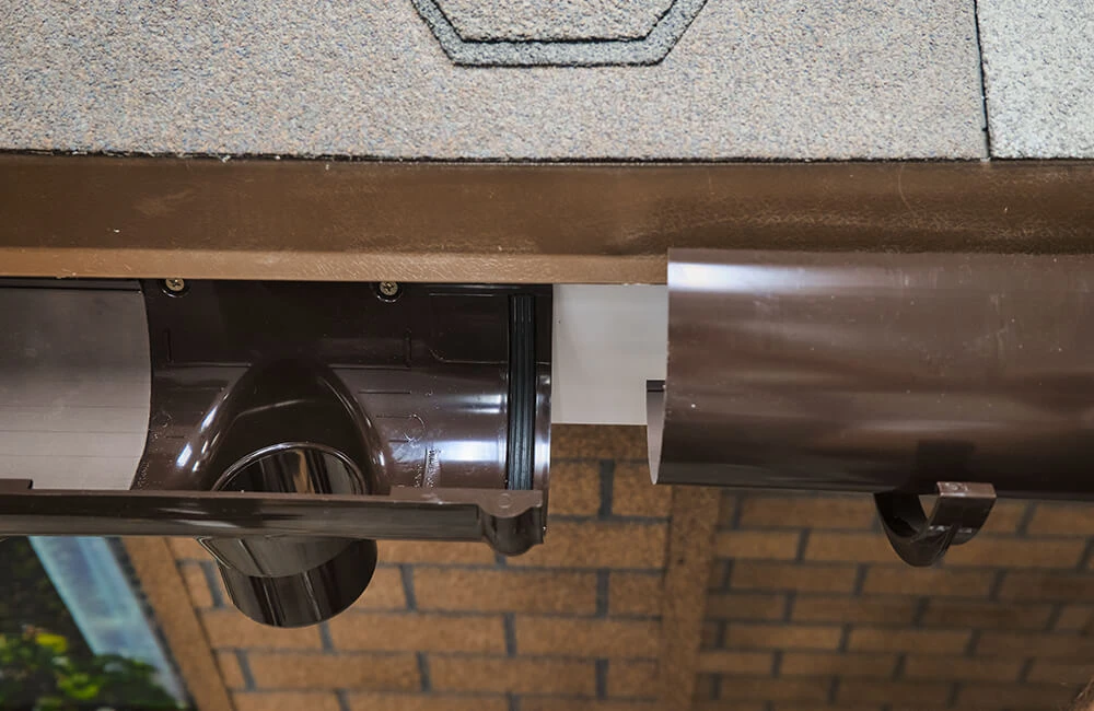 Как установить на крыше пластиковые водостоки